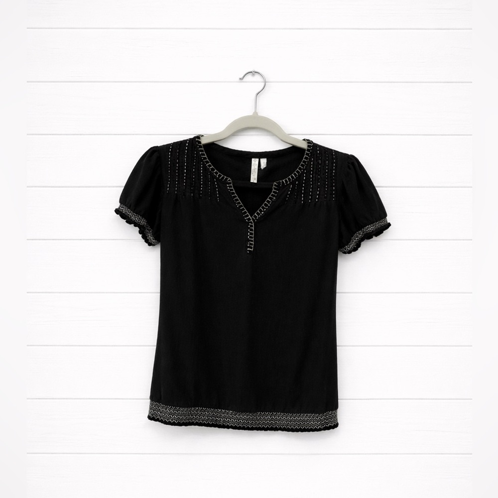 Aventura Clothing Organic, Black Short Sleeve Top with cream accents